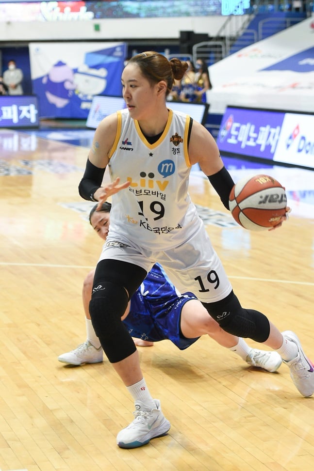 골밑을 지배하며 팀을 챔피언결정전으로 올린 KB스타즈 박지수. /사진=WKBL 제공