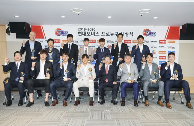 2019~2020 KBL 시상식 수상자들.  /사진=KBL