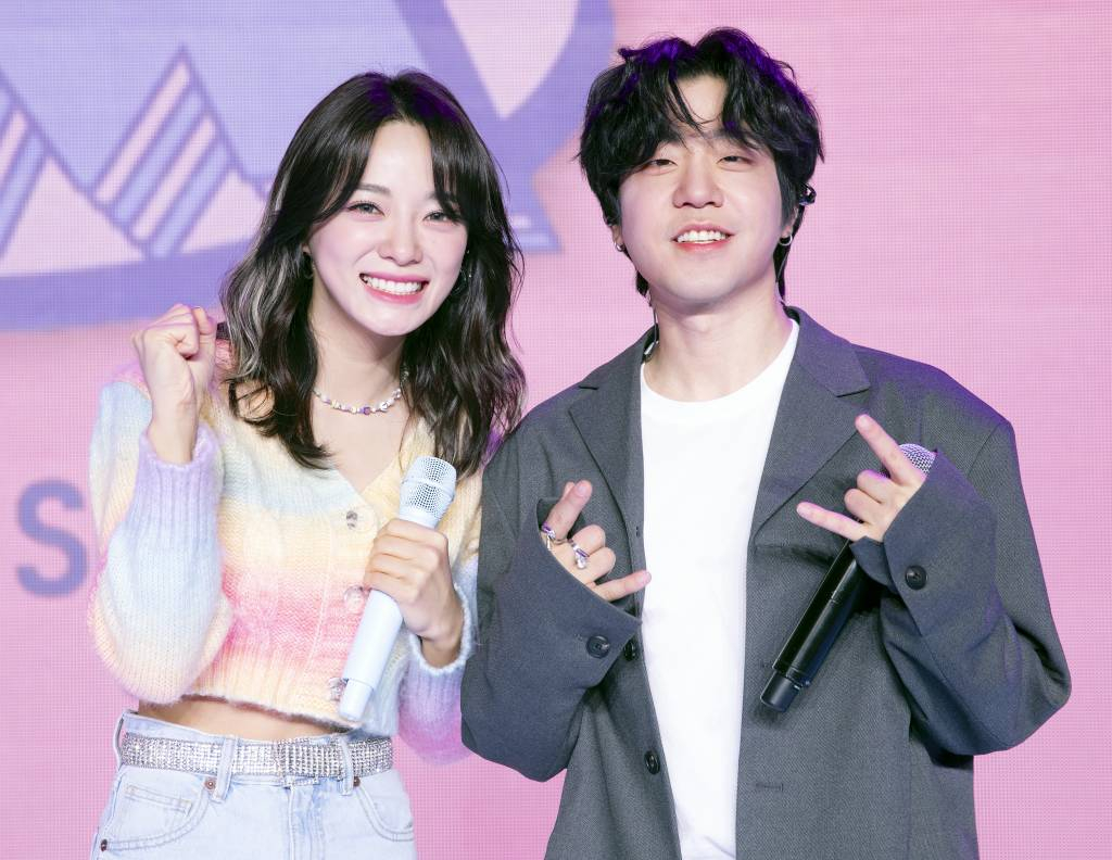 가수 김세정이 29일 오후 온라인으로 진행된 두 번째 미니앨범 'I'm' 발매기념 쇼케이스에서 래퍼 릴보이와 포즈를 취하고 있다. / 사진제공 = 젤리피쉬엔터테인먼트