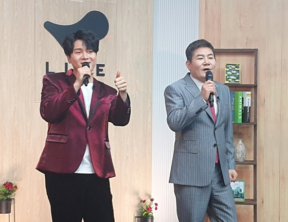 가수 신인선(사진 왼쪽)과 진성이 '신나는 보험 탐구생활'에 출연했다./사진제공=빅컬쳐엔터테인먼트