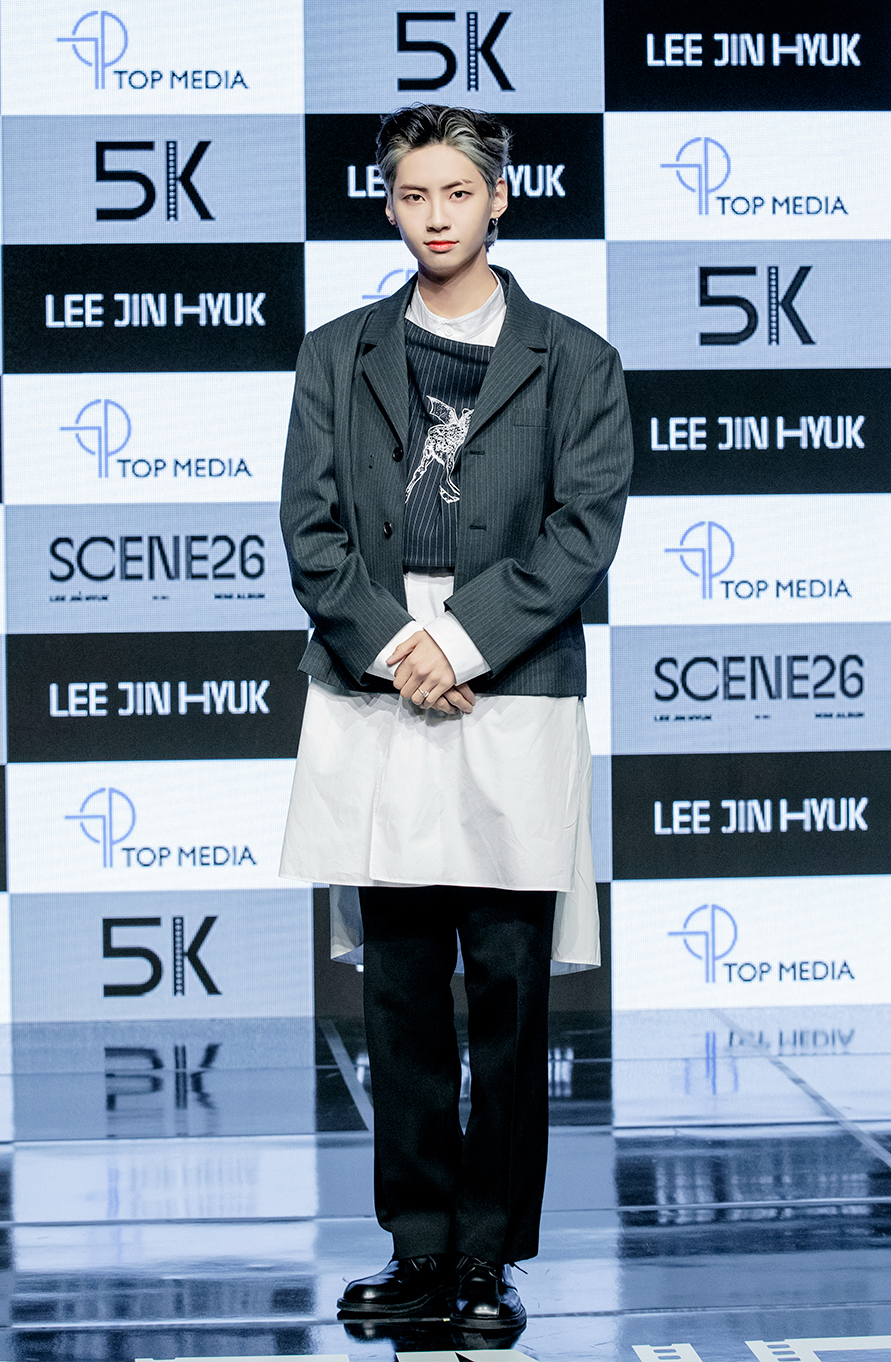 가수 이진혁이 5일 오후 온라인 생중계로 진행된 새 미니앨범 'SCENE 26' 발매 쇼케이스에 앞서 포즈를 취하고 있다. /사진제공 = 티오피미디어 2021.04.05 /사진=이동훈 기자 photoguy@