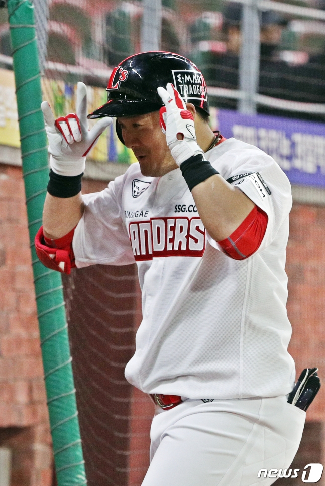 SSG 최주환이 6회 홈런을 친 뒤 동료들과 기뻐하고 있다. /사진=뉴스1