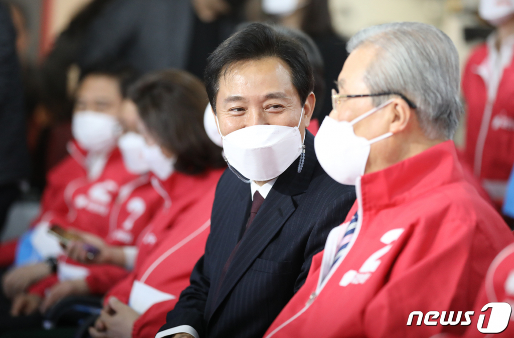 (서울=뉴스1) 성동훈 기자 = 오세훈 국민의힘 서울시장 후보가 7일 서울 여의도 중앙당사에 마련된 상황실에 도착해 김종인 국민의힘 비상대책위원장과 대화하고 있다. 2021.4.7/뉴스1