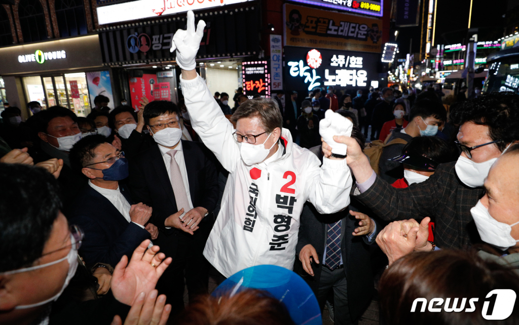 (부산=뉴스1) 안은나 기자 = 박형준 국민의힘 부산시장 후보가 4·7재보궐 선거를 하루 앞둔 6일 오후 부산진구 서면 금강제화 앞에서 총력 유세를 하고 있다. 2021.4.6/뉴스1