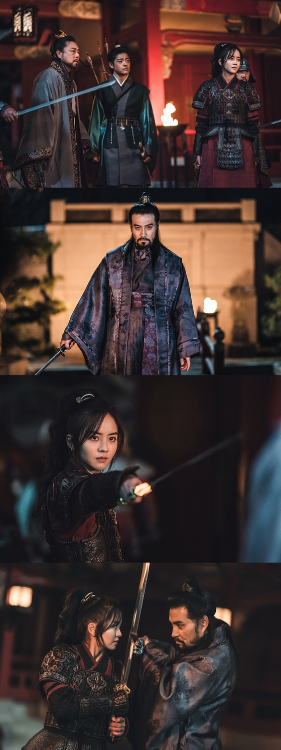 KBS 2TV 월화드라마 '달이 뜨는 강'에서 김소현, 이해영이 최후 대결을 펼친다./사진제공=빅토리콘텐츠