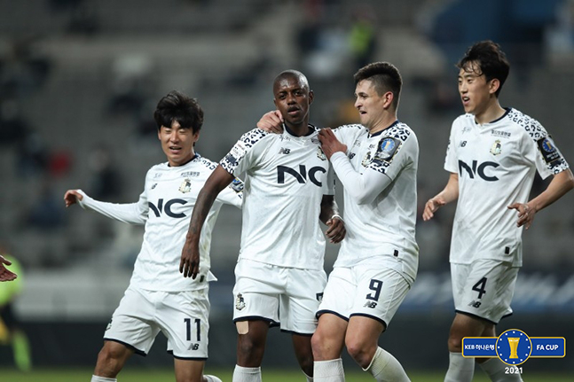 서울이랜드FC 레안드로(왼쪽 2번째)가 14일 서울월드컵경기장에서 열린 서울더비에서 결승골을 터뜨린 뒤 골 세리머니를 펼치고 있다. /사진=대한축구협회