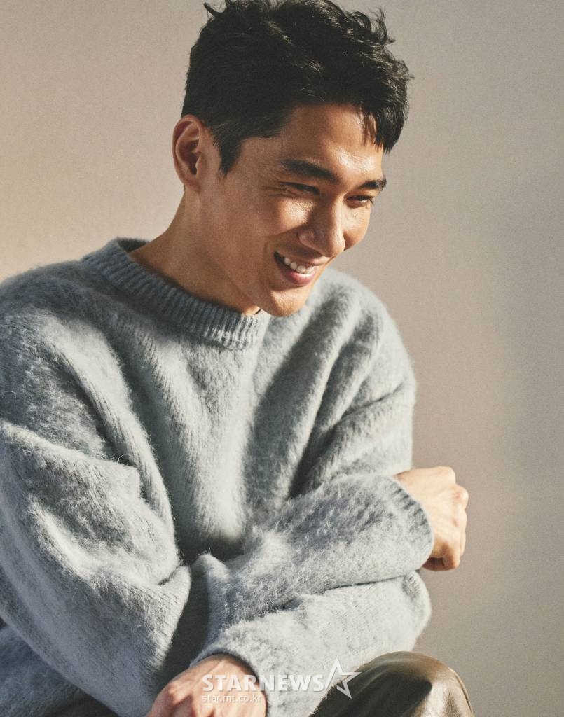영화 '낙원의 밤'(감독 박훈정) 주연배우 엄태구가 14일 진행된 온라인 라운드 인터뷰를 위해 포즈를 취하고 있다. /사진제공=넷플릭스 2021.04.14 /사진=이동훈 기자 photoguy@