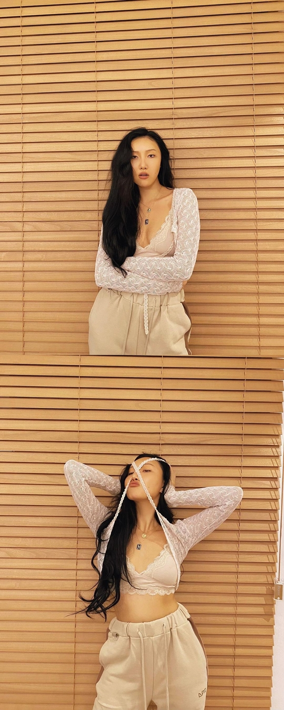 걸그룹 마마무 멤버 화사가 파격 패션으로 화제를 모았다./사진=마마무 인스타그램