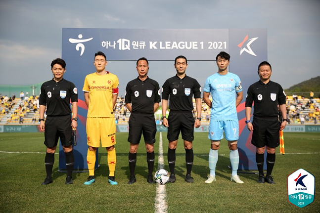 지난 24일 광주축구전용구장에서 열린 광주FC와 대구FC전을 앞두고 기념사진을 촬영하고 있는 양 팀 주장과 심판진. /사진=한국프로축구연맹