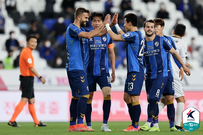 1일 울산문수축구경기장에서 열린 광주FC전에서 힌터제어(왼쪽)의 선제골이 터진 뒤 골 세리머니를 펼치고 있는 울산현대 선수들. /사진=한국프로축구연맹