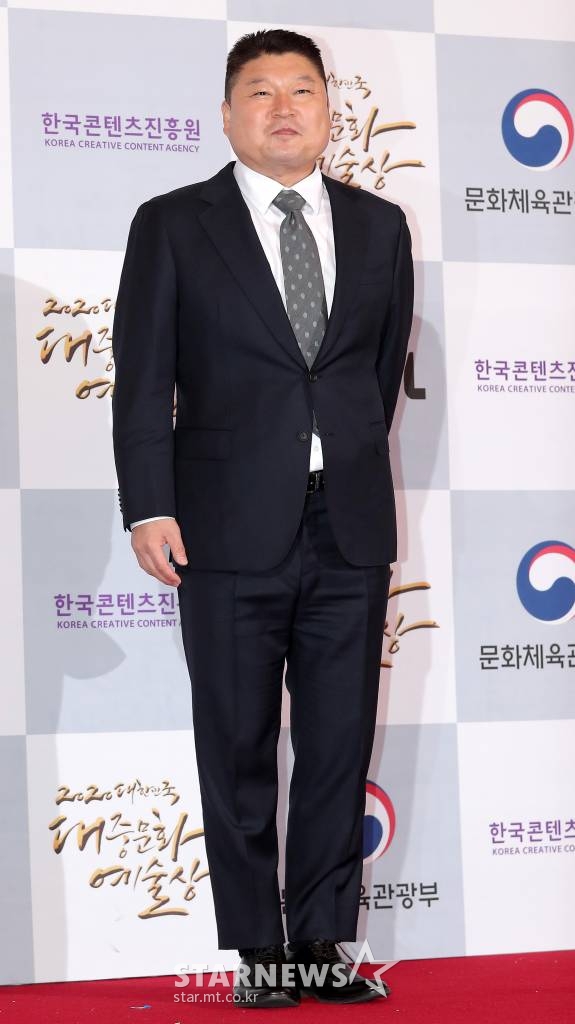 방송인 강호동이 28일 오후 서울 동대문구 경희대학교 평화의 전당에서 열린 '2020 대한민국 대중문화예술상'에 참석해 포즈를 취하고 있다. /사진=김창현 기자 chmt@