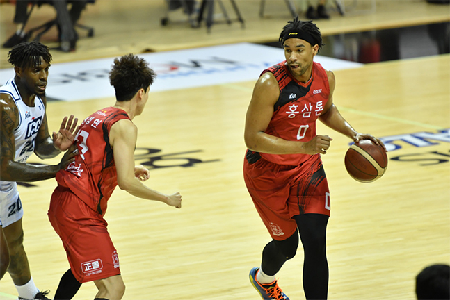 프로농구 플레이오프 MVP에 오른 안양 KGC 인삼공사 설린저(오른쪽). /사진=KBL