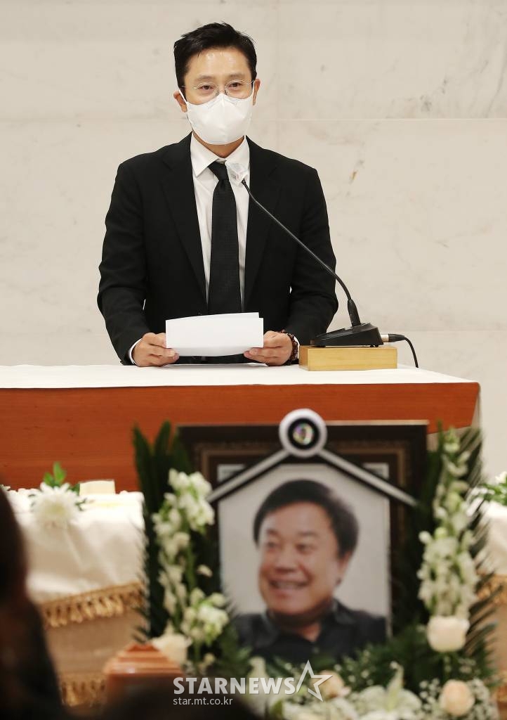 배우 이병헌이 15일 오전 서울 서초구 성모병원 장례장식에서 엄수된 故 이춘연 영화인회의 이사장의 영결식에서 추도사를 낭독하고 있다. 고 이춘연 대표는 지난 11일 서울 방배동 자택에서 심장 마비로 쓰러진 채 발견돼 병원으로 옮겨졌으나 끝내 세상을 떠났다. 2021.05.15 /사진=김창현 기자 chmt@