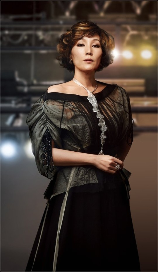 배우 이혜영이 홍상수 감독의 새 영화 '당신 얼굴 앞에서' 주인공을 맡았다. 홍상수 감독과 8편째 호흡을 맞춰온 김민희는 이번 영화에 출연하지 않는다.