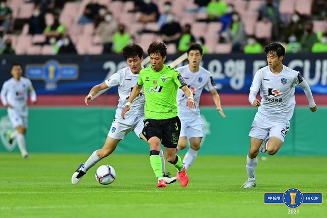 26일 전주월드컵경기장에서 열린 K3리그 양주시민축구단과의 FA컵 16강전에서 드리블 돌파를 시도하고 있는 전북현대 김승대(가운데). /사진=대한축구협회