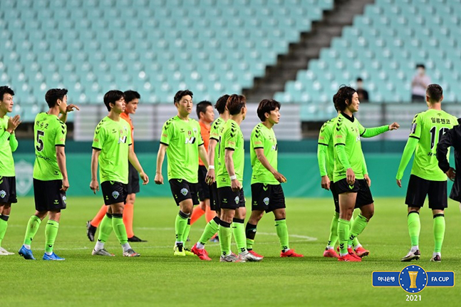 26일 K3리그 소속 양주시민축구단과의 FA컵 16강전에서 패배한 뒤 아쉬워하고 있는 전북현대 선수들. /사진=대한축구협회