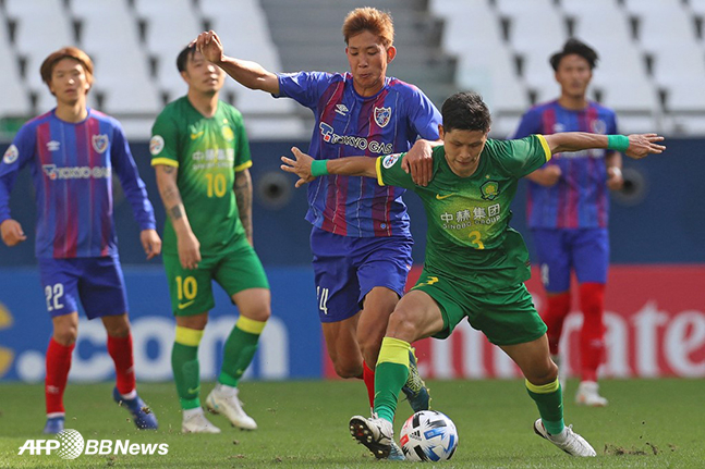 지난해 FC도쿄 소속으로 베이징 궈안과의 AFC 챔피언스리그에 출전한 하라 다이치(가운데). /AFPBBNews=뉴스1