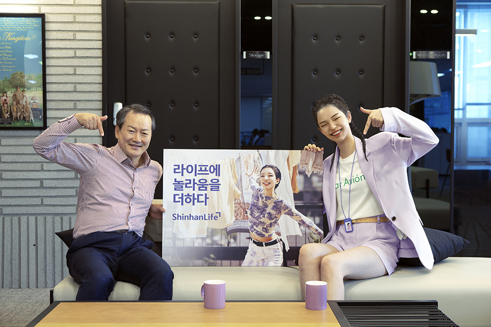 로지(오른쪽)/ 사진제공=에스팀, 싸이더스 스튜디오 엑스