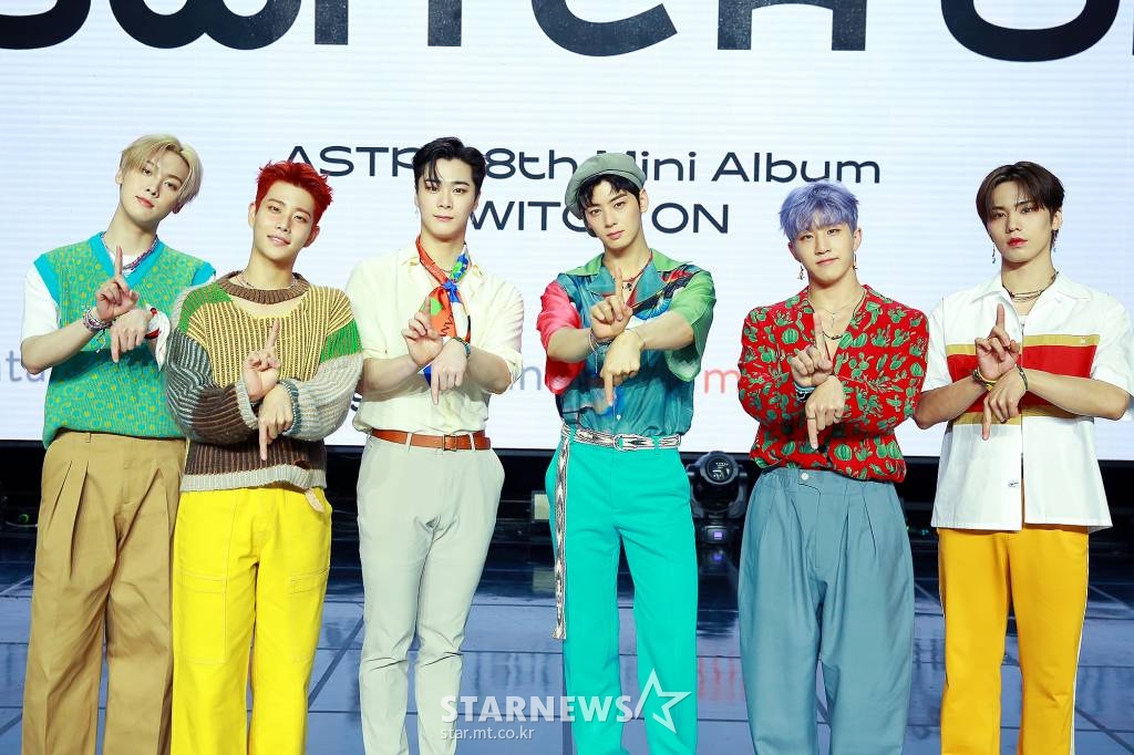 그룹 '아스트로'(ASTRO)가 2일 온라인 생중계로 진행된 미니 8집 '스위치 온'(SWITCH ON) 발매 기념 기자간담회에 앞서 포즈를 취하고 있다. /사진제공=판타지오뮤직 2021.08.02