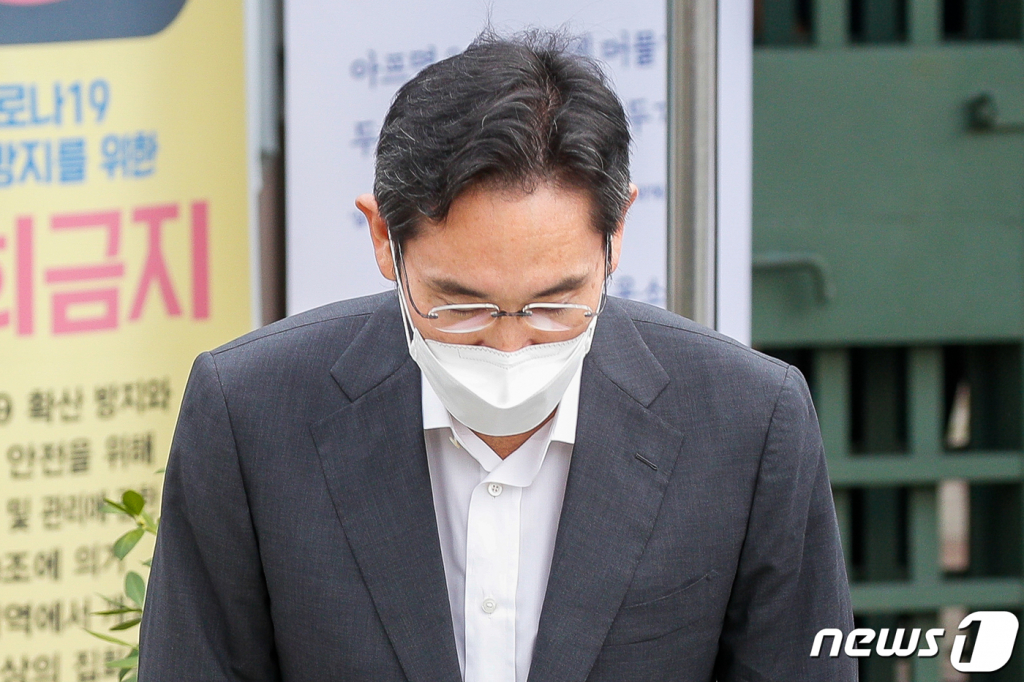광복절 가석방으로 풀려난 이재용 삼성전자 부회장이 13일 오전 경기 의왕 서울구치소에서 나와 사과하고 있다. 사진제공=뉴스1