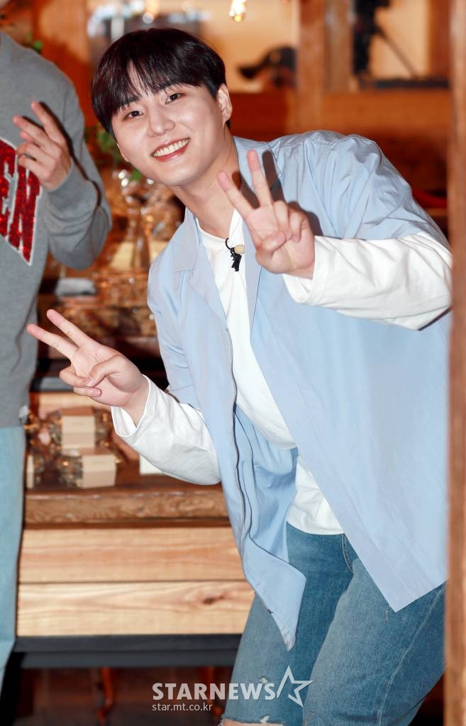 그룹 데이식스 영케이가 30일 오후 서울 강남구의 한 음식점에서 U+아이돌Live 앱의 오리지널 콘텐츠 '맛돌라' 녹화를 진행하고 있다. 데이식스 멤버들이 직접 추천하는 맛집투어 '맛돌라'는 오는 5월 중순 방송 예정이다. /사진=임성균 기자 tjdrbs23@