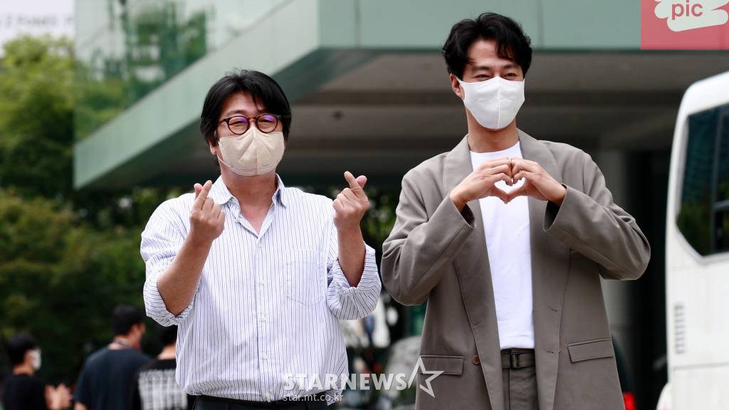배우 김윤석, 조인성이 30일 오후 서울 양천구 목동 SBS에서 진행되는 라디오 '최화정의 파워타임' 출연을 위해 도착하고 있다. 2021.08.30 /사진=임성균 기자 tjdrbs23@