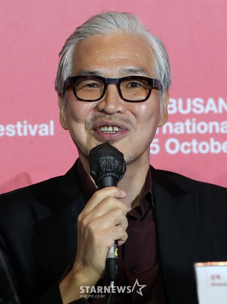 임상수 감독이 6일 오후 부산 해운대구 영화의전당 중극장에서 진행된 제26회 부산국제영화제(BIFF) 개막작 '행복의 나라로' 기자회견에 참석해 인사말을 하고 있다. '행복의 나라로'는 시간이 없는 탈옥수 '203'(최민식 분)과 돈이 없는 환자 '남식'(박해일)이 우연히 거액의 돈을 손에 넣고 인생의 화려한 엔딩을 꿈꾸며 특별한 동행을 하는 유쾌하면서도 서정적인 로드무비다. 2021.10.06 /사진=김창현 기자 chmt@