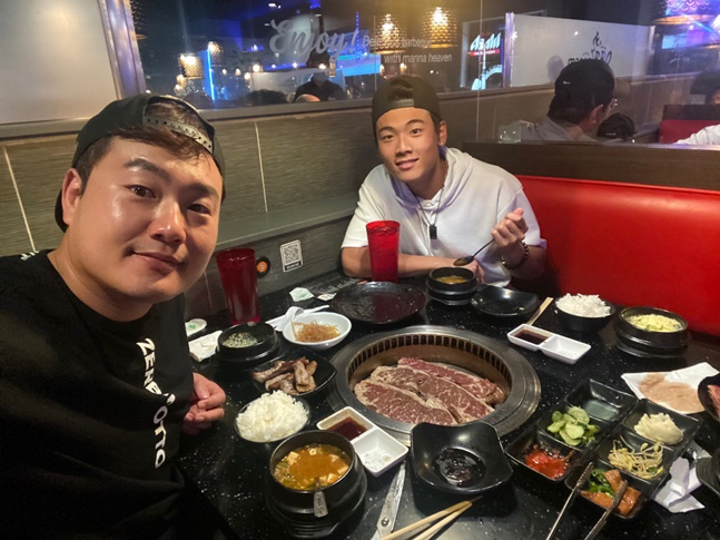 최지만(왼쪽)이 배지환과 식사를 하고 있다.  /사진=최지만 제공