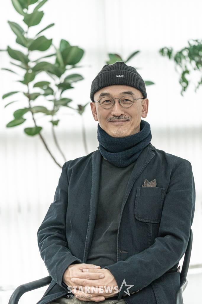 영화 '자산어보'를 연출한 이준익 감독이 19일 진행된 라운드 인터뷰를 위해 포즈를 취하고 있다. /사진제공=메가박스중앙(주) 플러스엠 /사진=이동훈 기자 photoguy@