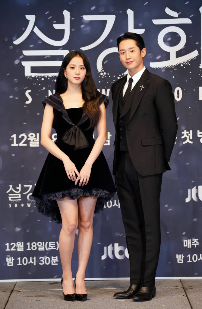 배우 지수와 정해인이 16일 오후 온라인으로 진행된 JTBC 새 토일극 '설강화' 제작발표회에 참석해 포즈를 취하고 있다. 2021.12.16 <사진=JTBC> /사진=임성균 기자 tjdrbs23@