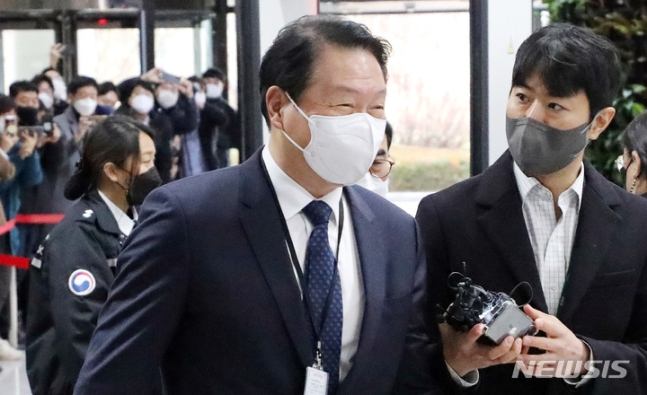 최태원 SK 회장이 15일 SK실트론 지분 인수 과정에서 발생한 사익 편취 논란에 대해 직접 소명하기 위해 전원회의가 열리는 정부세종청사 공정거래위원회에 들어서고 있다. /사진제공=뉴시스