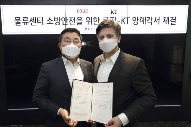송재호 KT AI·DX융합사업부문장 부사장(왼쪽)과 라이언 브라운 쿠팡 환경보건안전 총괄 부사장(오른쪽)