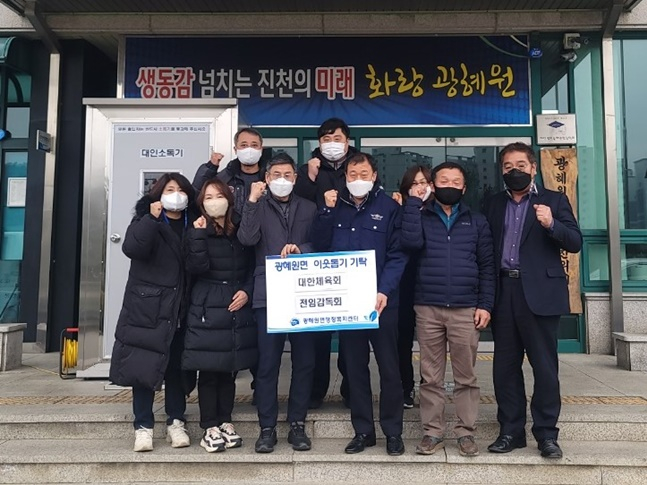 대한체육회 국가대표 이하 우수선수 전임감독회가 어려운 이웃을 위해 기부금을 전달했다. /사진=대한체육회 제공