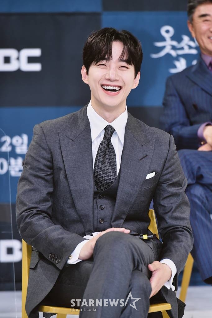 배우 이준호가 11일 오후 온라인 생중계로 진행된 MBC 새 드라마 '옷소매 붉은 끝동' 제작발표회에 참석해 질문에 답하고 있다. 자신이 선택한 삶을 지키고자 한 궁녀와 사랑보다 나라가 우선이었던 제왕의 애절한 궁중 로맨스 '옷소매 붉은 끝동'은 오는 12일 첫 방송된다. /사진제공=MBC 2021.11.11 /사진=이동훈 기자 photoguy@