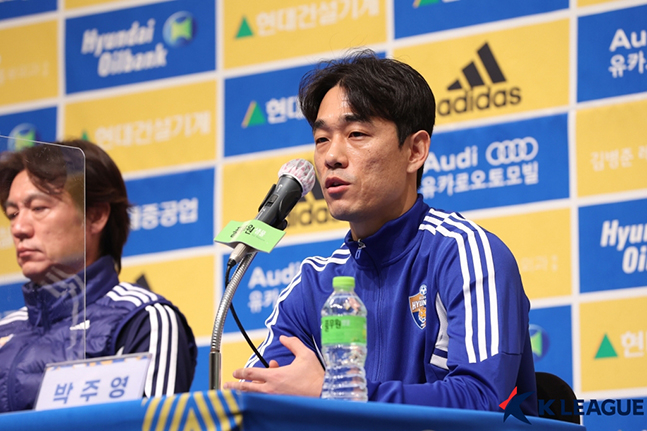 울산 현대에 입단한 박주영이 19일 거제삼성호텔에서 열린 울산 동계훈련 미디어데이에 참석해 출사표를 밝히고 있다. /사진=한국프로축구연맹