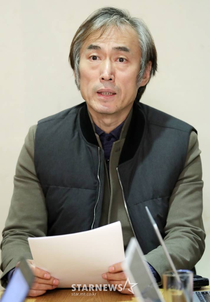 영화 촬영 중 상대 여배우를 강제추행한 혐의로 2심 공판에서 집행유예를 선고받은 배우 조덕제가 17일 오후 서울 서초구 서초동의 한 변호사 사무실 인근에서 취재진을 만나 심경을 밝히고 있다. /사진=김창현 기자 chmt@