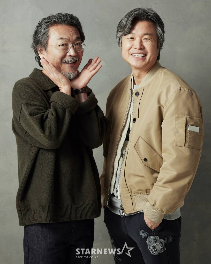 다큐멘터리 영화 '나의 촛불' 김의성, 주진우 감독이 24일 오전 진행된 화상 라운드 인터뷰를 위해 포즈를 취하고 있다. 박근혜 전 대통령 국정농단 사건과 관련된 촛불시위를 다룬 다큐멘터리 '나의 촛불'은 내달 10일 개봉한다. /사진제공=(유)주기자 2022.01.24 /사진=이동훈 기자 photoguy@