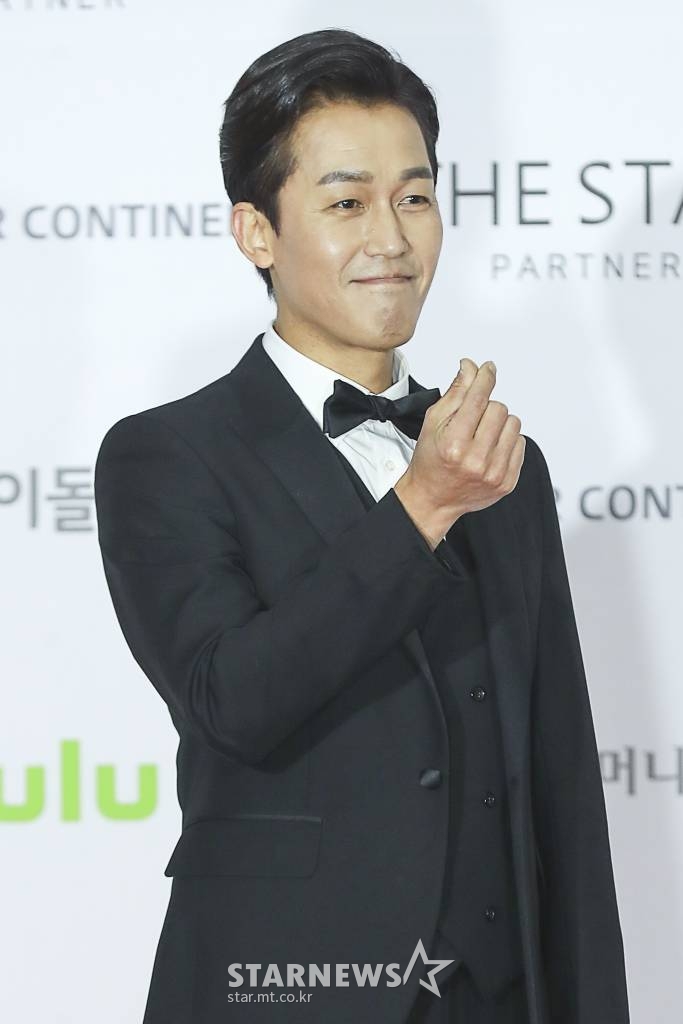 배우 주석태가 2021년 12월 2일 오후 서울 강서구 등촌동 KBS 아레나에서 열린 2021 Asia Artist Awards (2021 아시아 아티스트 어워즈, 2021 AAA) 레드카펫에서 포즈를 취하고 있다. 스타뉴스가 주최하고 AAA 조직위원회가 주관하는 AAA는 어디에서도 보지 못했던 새로운 무대를 선보이며 전 세계 팬들의 눈과 귀를 사로잡아 명실상부 NO.1 글로벌 시상식으로 거듭났다. /사진=AAA 기자 star@