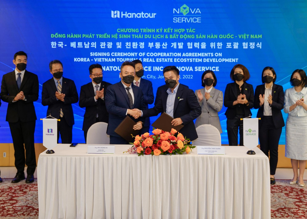 [사진] 유봉기 하나투어 베트남법인장(사진 왼쪽부터), 응웬 띠 뚜이 즈엉 노바 그룹 부회장(오른쪽) 기념촬영 /사진제공=하나투어