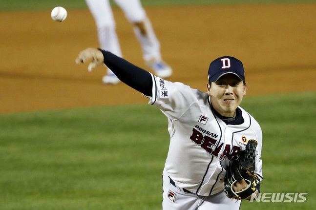 2021 KBO 포스트시즌 플레이오프 삼성 라이온즈와 두산 베어스의 2차전 경기에서 9회초 두산 마무리 투수 김명신이 역투하고 있다. /사진=뉴시스