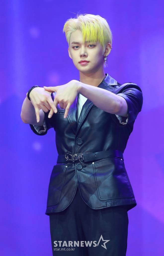 그룹 투모로우바이투게더 연준이 18일 오후 서울 광진구 예스24 라이브홀에서 열린 미니2집 '꿈의 장:ETERNITY' 쇼케이스에서 포즈를 취하고 있다. /사진=이동훈 기자 photoguy@