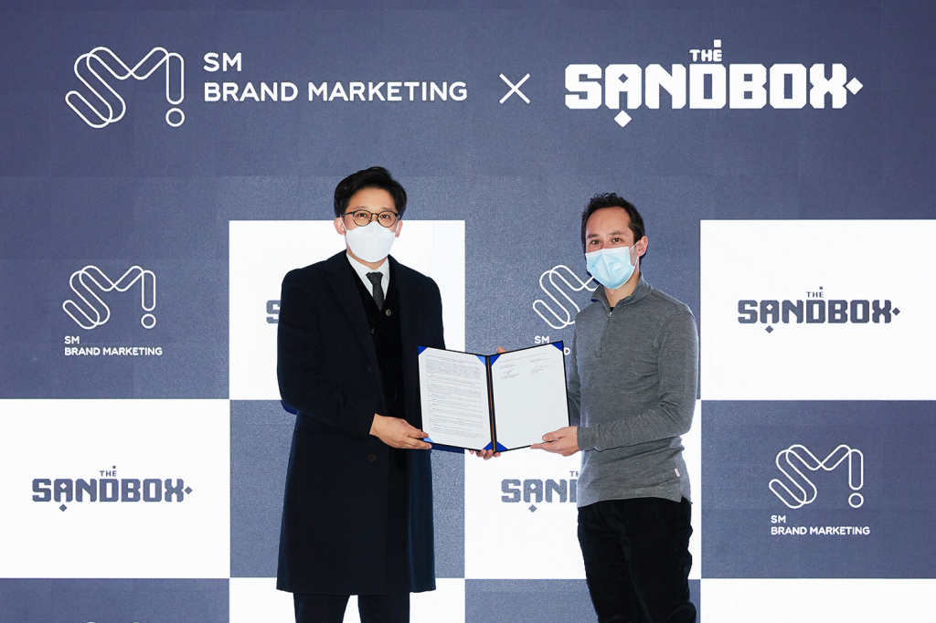 SM브랜드마케팅-더 샌드박스 파트너십 체결 현장 이미지(왼쪽부터 이성수 SM브랜드마케팅 대표, 세바스티앙 보르제 더 샌드박스 공동창업자)/사진제공=SM엔터테인먼트