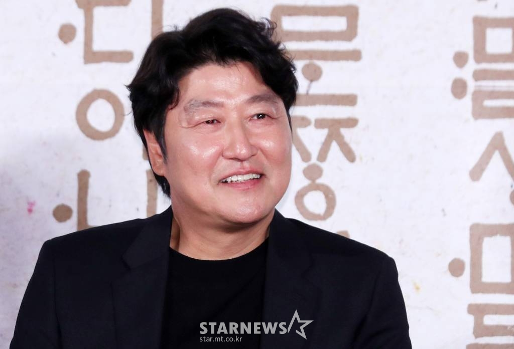 배우 송강호가 25일 오전 서울 중구 메가박스 동대문에서 진행된 영화 '나랏말싸미(감독 조철현)' 제작보고회에 참석해 질의응답을 하고 있다. /사진=김휘선 기자 hwijpg@