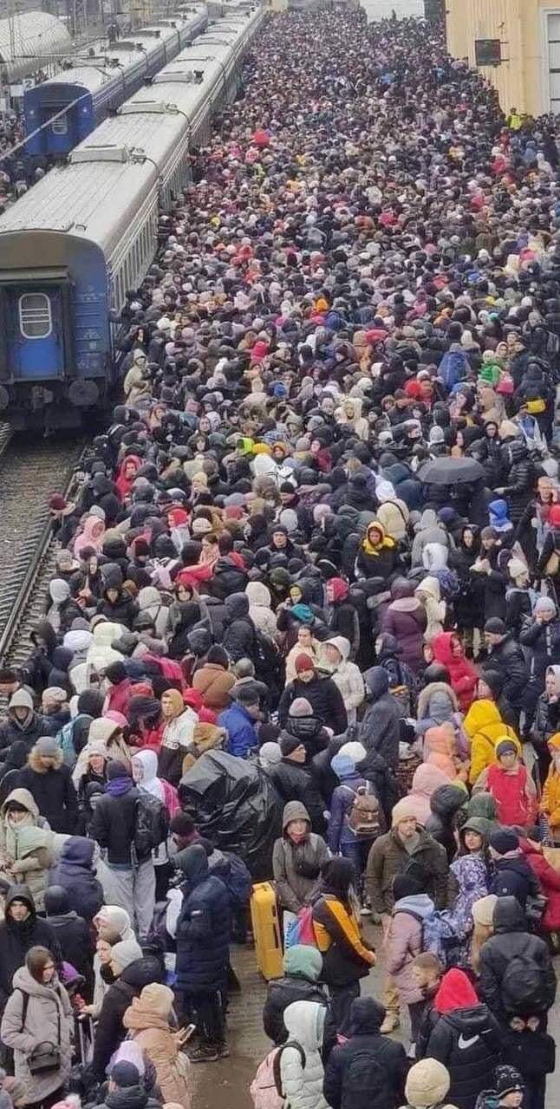 우크라이나를 탈출하기 위해 기차역에 사람들이 몰려있다./사진제공=이태석 재단
