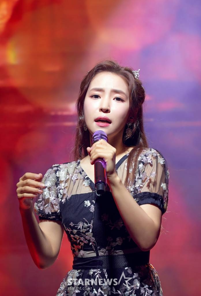 가수 홍자가 29일 오후 온라인으로 짆애된 두 번째 미니앨범 '술잔' 발매 기념 쇼케이스에서 멋진 무대를 선보이고 있다. 홍자의 이번 앨범에는 타이틀곡 '눈물의 술잔'을 비롯해 '까딱없어요', '저에요', '혼잣말', '눈물의 술잔 (Jazz ver.)' 총 다섯 곡이 수록됐다. / 사진제공 = 미스틱스토리 /사진=김창현 기자 chmt@