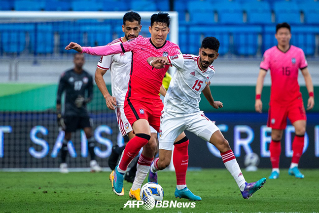 대한민국 축구대표팀 주장 손흥민이 29일 아랍에미리트연합(UAE) 두바이에서 열린 UAE와의 2022 카타르 월드컵 아시아 최종예선 최종전에서 볼경합을 하고 있다. /AFPBBNews=뉴스1