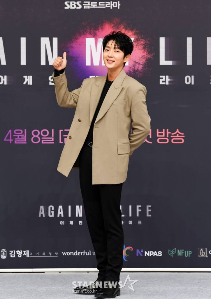 배우 이준기가 5일 오후 온라인으로 진행된 SBS 새금토드라마 '어게인 마이 라이프' 제작발표회에 참석해 포즈를 취하고 있다. 2022.04.05 <사진=SBS> /사진=임성균 기자 tjdrbs23@