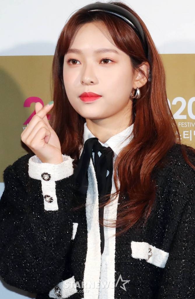 그룹 에이프릴 양예나가 23일 오후 경기 부천시 만화박물관에서 열린 '제22회 부천국제애니메이션페스티벌' 개막식에 참석하고 있다. /사진=임성균 기자 tjdrbs23@