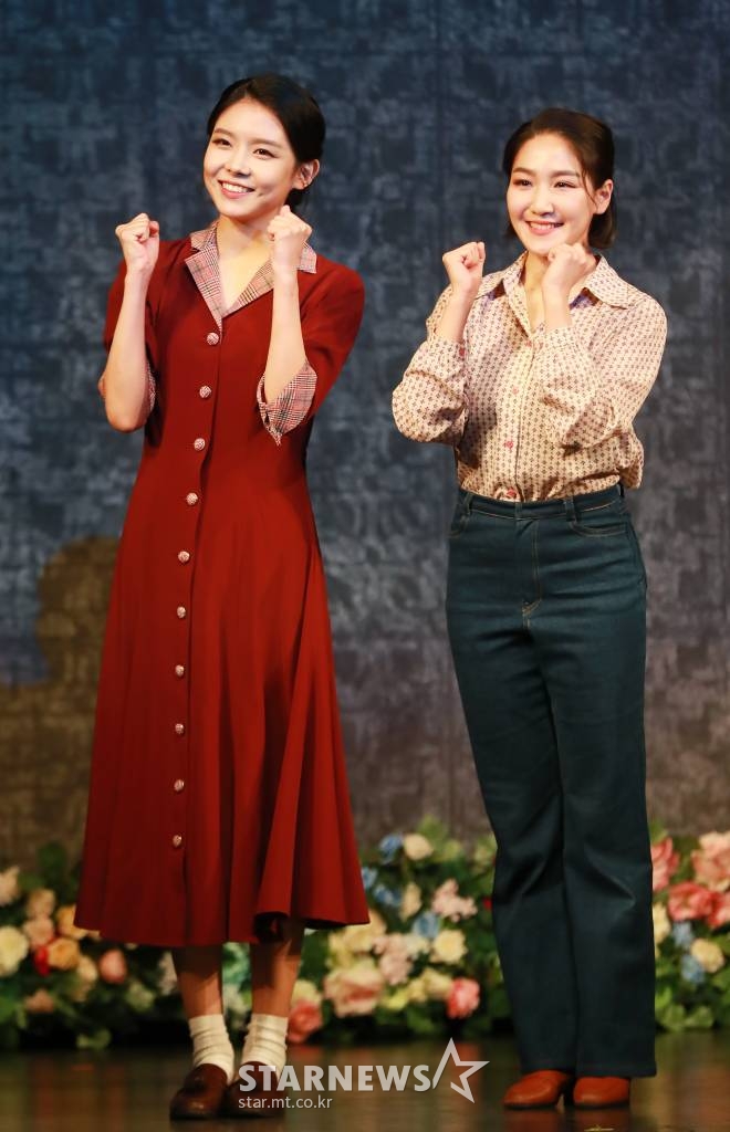배우 문진아, 김나영이 21일 오후 서울 예술의 전당 CJ토월극장에서 진행된 뮤지컬 '광주' 프레스콜에서 포즈를 취하고 있다. '광주'는 5.18 민주화운동의 실제 이야기를 무대로 옮긴 뮤지컬이다. /2022.04.21 /사진=이동훈 기자 photoguy@