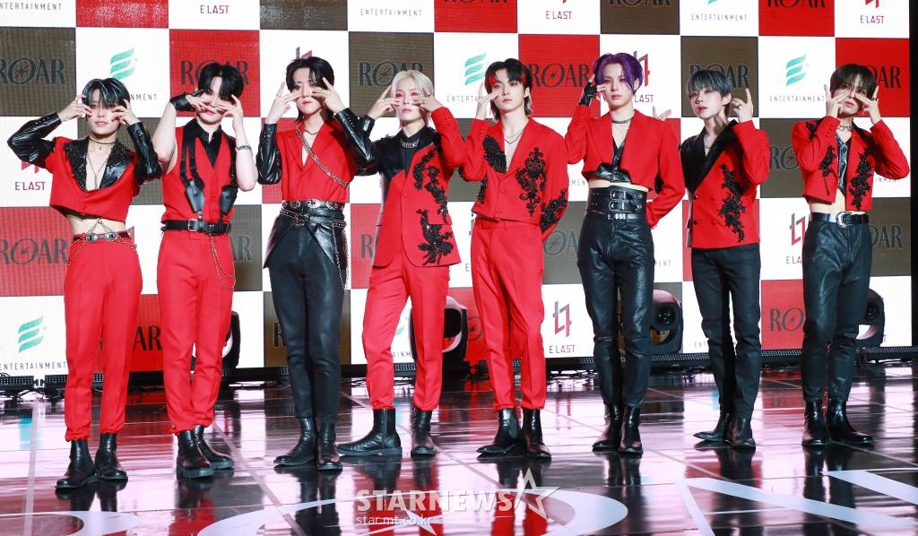 그룹 엘라스트(E'LAST)가 27일 오후 서울 청담동 일지아트홀에서 진행된 미니 3집 앨범 '로어'(ROAR) 발매기념 쇼케이스에서 포즈를 취하고 있다. '로어'(ROAR)는 그동안 선보인 엘라스트 세계관의 절정을 포효한 앨범이다. 타이틀곡 '크리처(CREATURE)'는 무수한 오해들로 '너'를 떠나 괴물이 되어야만 했던 '나'의 모습을 '상처 가득한 늑대인간'에 빗대어 여러 감정과 심리적인 상태를 표현한 곡이다. /2022.04.27 /사진=이동훈 기자 photoguy@